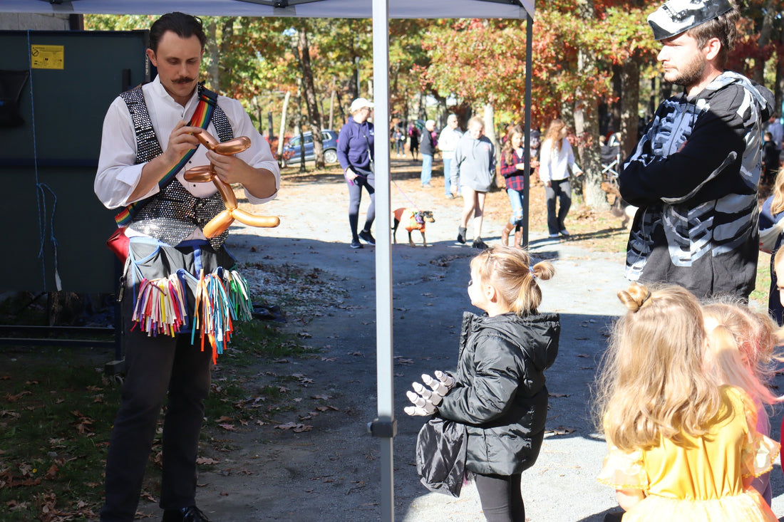 The balloon artist at Halloweenpalooza